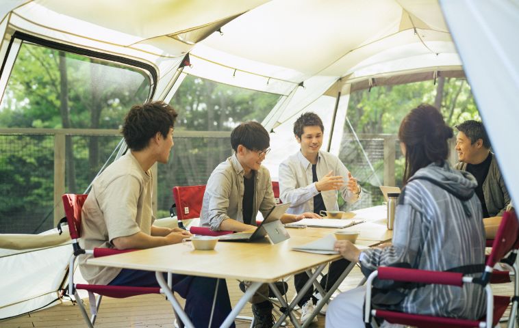テントの中で会議をする人々