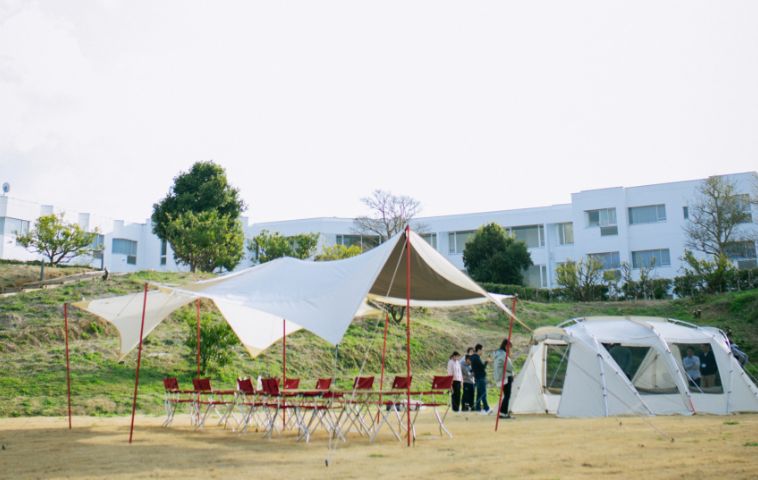 テントなどのキャンプギアを設営している施設